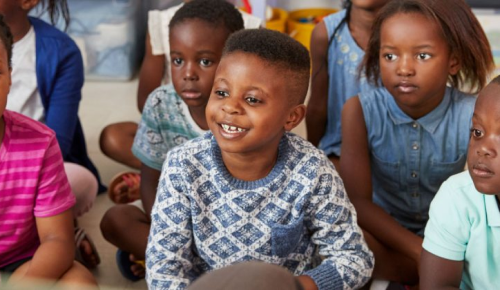 teacher-reading-book-to-elementary-school-P2P8MY4-on5515620396iz6oygsimv4ah973e1m6j31j5xkaug 1 (1)